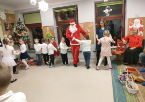 "Pszczółki" tańczą i śpiewają wspólnie z Mikołajem.