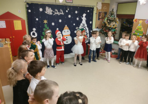 "Pszczółki" tańczą i śpiewają wspólnie z Mikołajem.