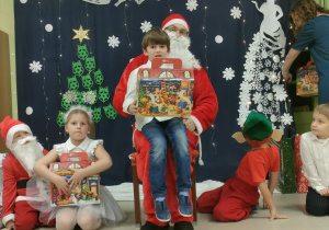 Wręczanie prezentów dzieciom z grupy "Pszczółek".