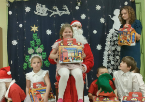 Wręczanie prezentów dzieciom z grupy "Pszczółek".