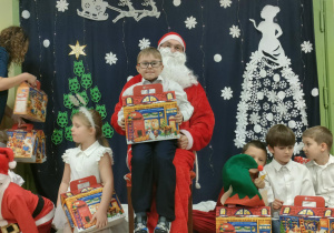 Wręczanie prezentów dzieciom z grupy "Pszczółek".