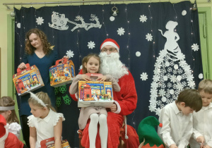 Wręczanie prezentów dzieciom z grupy "Pszczółek".