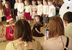 Dzieci z grupy "Żabek" w trakcie występów na Uroczystości Choinkowej.