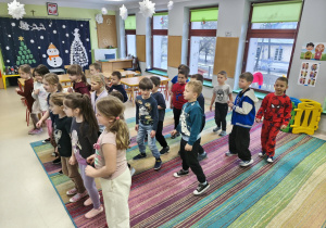 Dzieci biorą udział w zimowej zumbie.