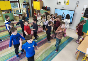 Dzieci biorą udział w zimowej zumbie.