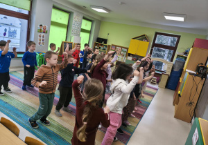 Dzieci biorą udział w zimowej zumbie.