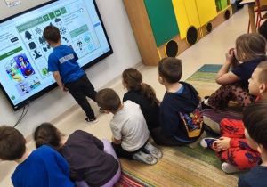 Dobieramy w pary zimowe obrazki na ekranie multimedialnym.