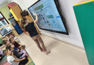 Dobieramy w pary zimowe obrazki na ekranie multimedialnym.