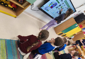 Dobieramy w pary zimowe obrazki na ekranie multimedialnym.