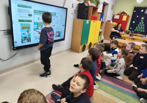 Układamy puzzle matematyczne o tematyce zimowej - dodajemy i odejmujemy w zakresie 10-ciu, z wykorzystaniem ekranu multimedialnego.