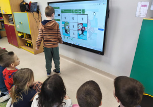 Układamy puzzle matematyczne o tematyce zimowej - dodajemy i odejmujemy w zakresie 10-ciu, z wykorzystaniem ekranu multimedialnego.