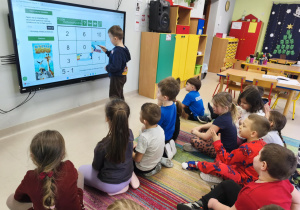 Układamy puzzle matematyczne o tematyce zimowej - dodajemy i odejmujemy w zakresie 10-ciu, z wykorzystaniem ekranu multimedialnego.