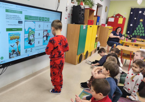 Układamy puzzle matematyczne o tematyce zimowej - dodajemy i odejmujemy w zakresie 10-ciu, z wykorzystaniem ekranu multimedialnego.