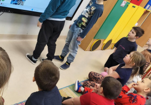 Odszukujemy ukryte wyrazy z nazwami pór roku na ekranie multimedialnym.