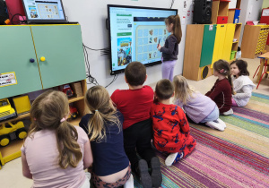 Chętne dzieci grają w zimowe memorki, ćwicząc swoją pamięć i spostrzegawczość.