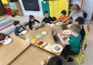 Przygotowujemy pyszne, zdrowe tosty z serem, szynką i rukolą.