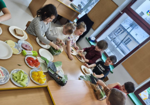 Przygotoujemy pyszne, zdrowe tosty z serem, szynką i rukolą.