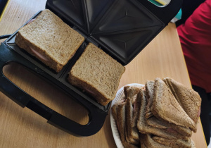 "Pszczółkowe" tosty z rukolą, ułożone w opiekaczu.