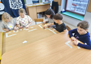 "Domino" - przeliczamy i układamy kostki domina w kształt prostokątu.