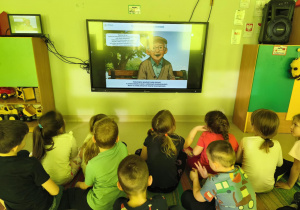 Dzieci słuchają interaktywnej opowieści p. Jana.