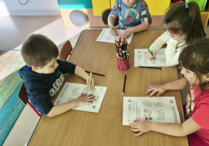 Przy stolikach kolorujemy szablon gestu, który naszym zdaniem jest pomocą.