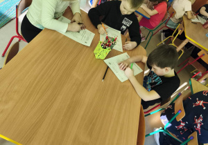 Przy stolikach kolorujemy szablon gestu, który naszym zdaniem jest pomocą.