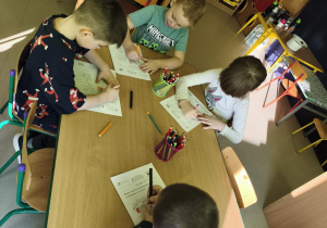 Przy stolikach kolorujemy szablon gestu, który naszym zdaniem jest pomocą.