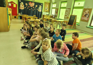 "Pszczółki" oglądają krótki film edukacyjny o psich sekretach.