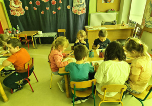 Wspólnie, przy stołach wykonujemy kartę pracy, dzięki której utrwaliliśmy psie potrzeby.