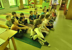 "Pszczółki" oglądają krótki film edukacyjny o psich sekretach.