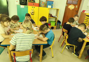 Wspólnie, przy stołach wykonujemy kartę pracy, dzięki której utrwaliliśmy psie potrzeby.