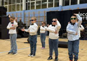 Dzieci z grupy V "Pszczółek" na występie podczas 34. Finału WOŚP w hali sportowej.