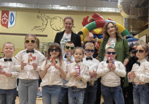 "Pszczółki" wraz z nauczycielkami po swoim występie na 34. Finale WOŚP w hali sportowej.