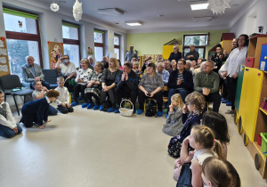 Babcie i Dziadkowie dzieci z grupy "Pszczółek".