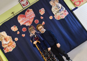 Dzieci w przebraniach na tle dekoracji w grupie "Pszczółek".