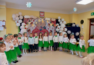 Występy "Żabek" na tle przygotowanej dekoracji tematycznej.