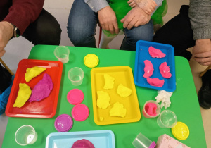 Ciastolinowe pierożki stworzone przez Dziadków w grupie "Żabek".