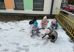 "Malowanie śniegu" - zabawa twórcza, eksperymentalna w grupie Żabek.