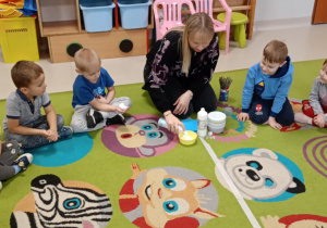 Dzieci poznają instrukcję wykonania puszystej farby.