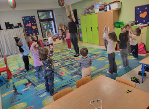 Zajęcia jogi we wszystkich grupach wiekowych.