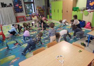 Zajęcia jogi wśród dzieci z grupy "Jeżyków".