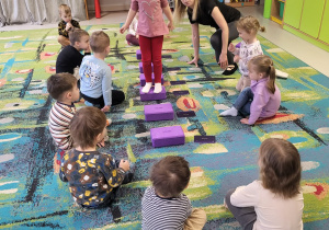 Zajęcia jogi wśród dzieci z grupy "Jeżyków".