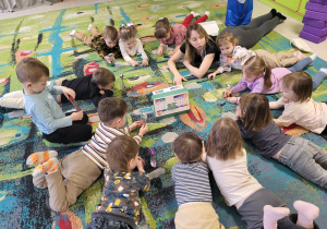 Maluszki podczas zabawy z klepsydrami sensorycznymi.