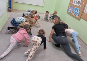 "Żabki" podczas zajęć jogi, prowadzonych przez p. Katarzynę Stasiak.