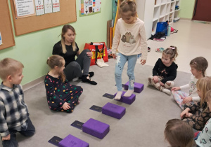 Joga wśród dzieci z grupy "Żabek".