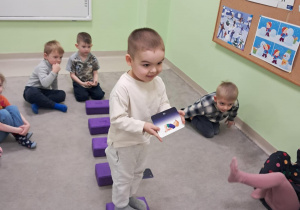 Joga wśród dzieci z grupy "Żabek".