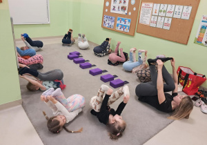 "Żabki" podczas zajęć jogi, prowadzonych przez p. Katarzynę Stasiak.