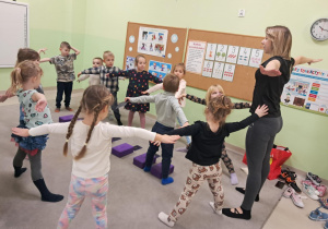 Instruktorka p. Katarzyna Stasiak wprowadza "Żabki" w świat jogi.