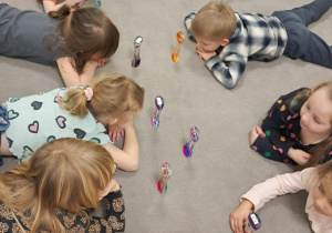 "Żabki" relaksują i wyciszają się, przy wykorzystaniu klepsydr sensorycznych.