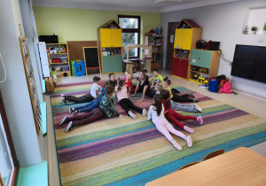 Zajęcia jogi u "Pszczółek".